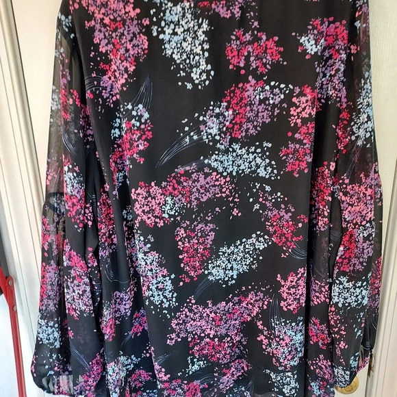 Lane Bryant Black Floral Long Sleeve Blouse in Size 24 - Picture 3 of 9